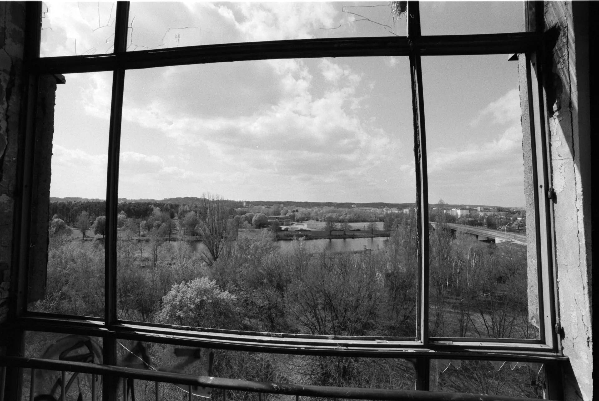 Thumbnail /2022 Brandenburg/Eisenhüttenstadt/Wohnblock Fenster II.jpg